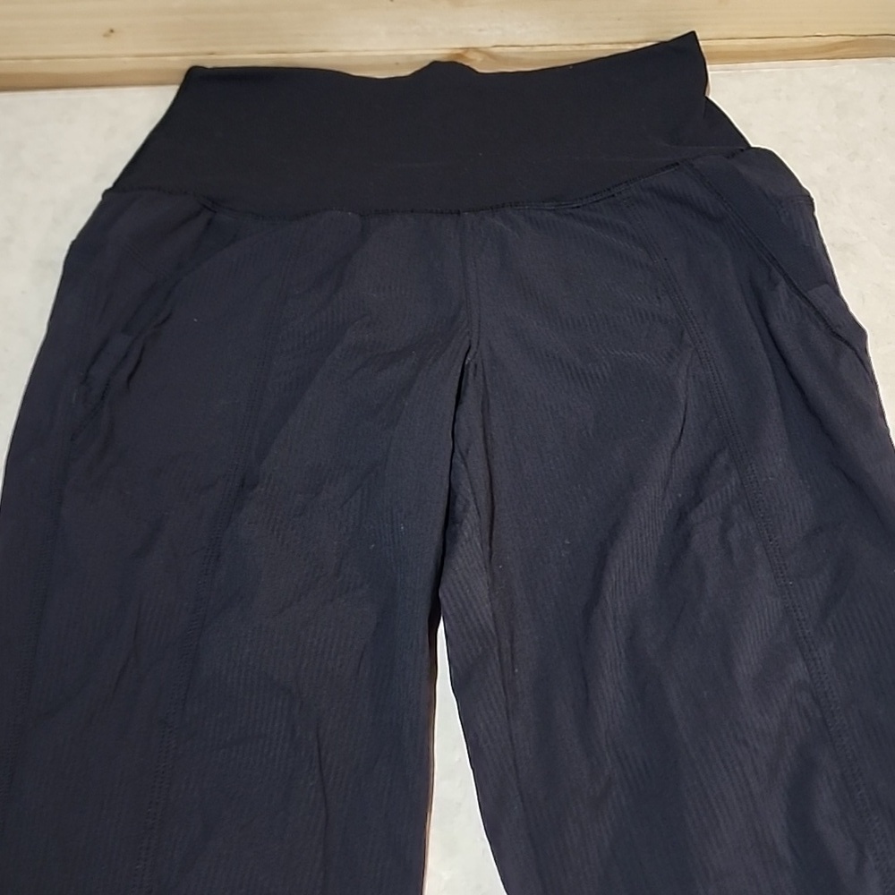 Lululemon capri pants size 8
